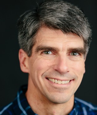 Head shot of Dr. Russ Tuck, Professor of Computer Science at Gordon College